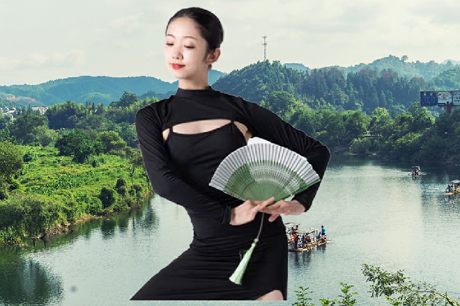 冷不防，有人扯了扯他的裤角，脆声道：“伯伯，你不是说，要吃饭么？