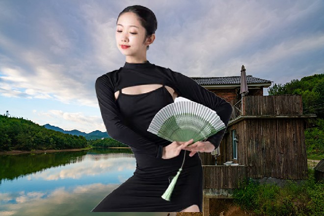 当然,也绝对不会承诺什么,只是推说电影才立项,还在筹备之中,具体情况待定。