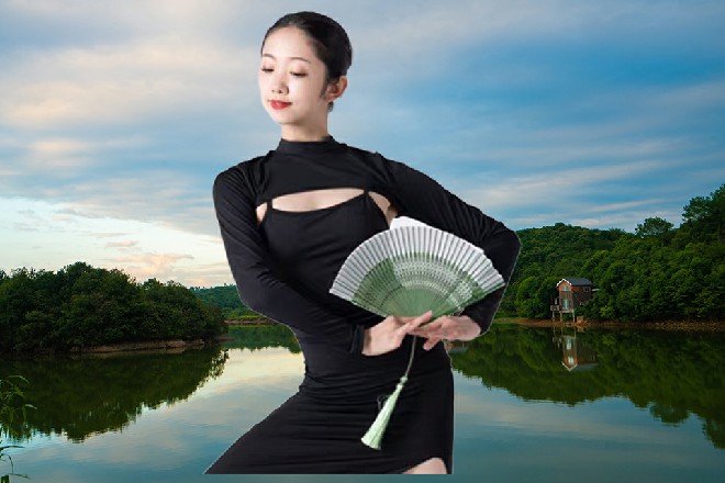 Spop爬起来,看了眼虞妲,犹豫了下,皱眉道:“你还不起来,要躺到什么时候?