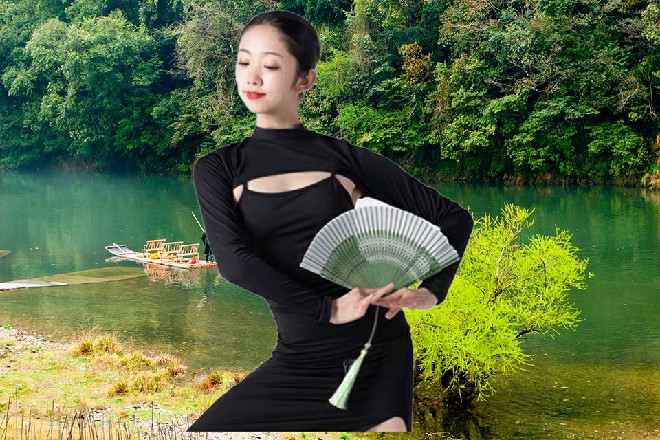 就在这时，钢琴声停止，Spop拉开了钢琴键板，一根双管猎枪，就映入大家的眼帘。