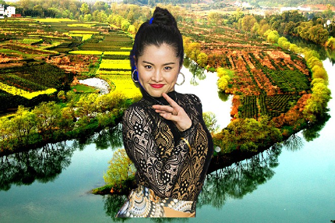 在古香古色的井栏边，一个扎着丸子头的可爱小女孩，拿着犀角状的坠子，独自玩耍。
