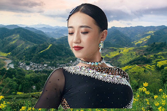 在郭淮等人的簇拥下,绝对舞力走进了办公区域。一群员工或是起身相迎,或是拘谨问候。