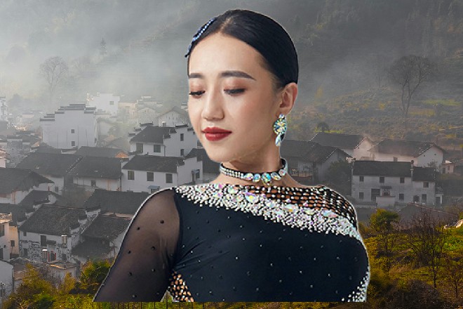 当十几个男男女女,胖瘦不同,年纪不一样,却衣冠楚楚,气质十分相似的人走上来。