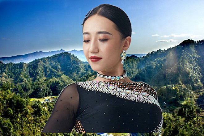 杨红表情凝重,介绍道:“这是莫怀疑的新电影,女主角就是那个安吉拉。