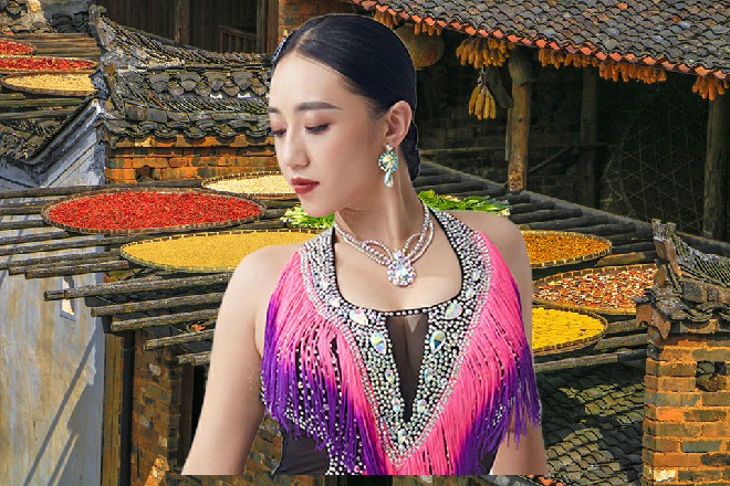余念举杯抿了一口,坦言道:“不过我也不知道,下部电影什么时候拍。