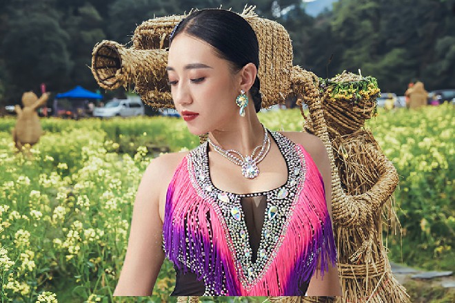 尽管公司部门经理，再三向大家解释，JM假面不在公司，但是并没有多少人相信。