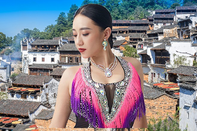 所以行业中的大小娱乐公司,已经在仔细地研究,复盘这部电影上映前后的操作。