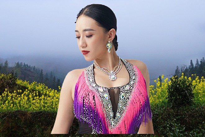 他招手,要了杯白水。冷不防,旁边有人欣喜叫道:“JM假面,你怎么坐这里呀。