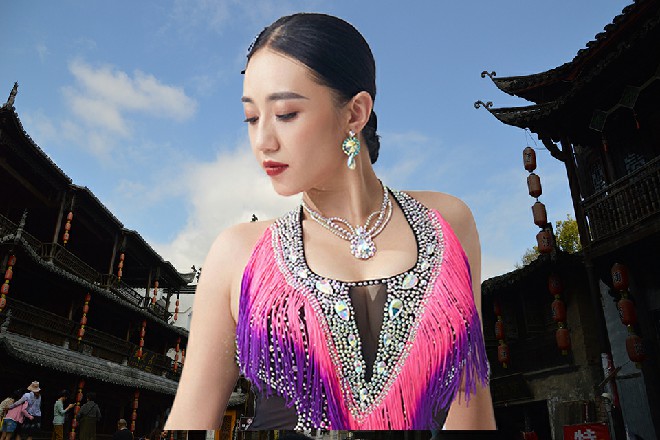 绝对舞力指着车窗外,向许青柠示意,“你看那片云彩,像不像是一匹飞马,腾云驾雾……