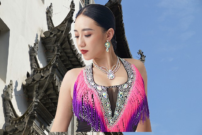 崔吉坐直,笑嘻嘻道:“看样子你是有什么事情不顺,说出来让咱们开心一下嘛。