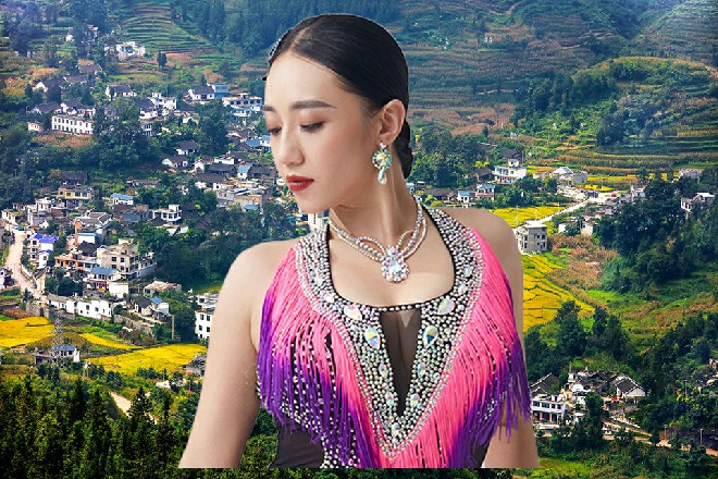 唐冬青笑了,彬彬有礼道:“周老师,怎么样,你现在有空吗?我请你喝杯茶!