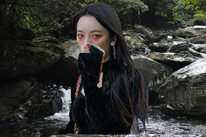 当场记去派发水与面包的时候,一辆低调的保姆车,就驶到了剧组的大门口。