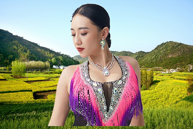 卡尔失笑，“其中一个人，自然是你们国家，年轻导演之中，风头最盛的几个人之一。
