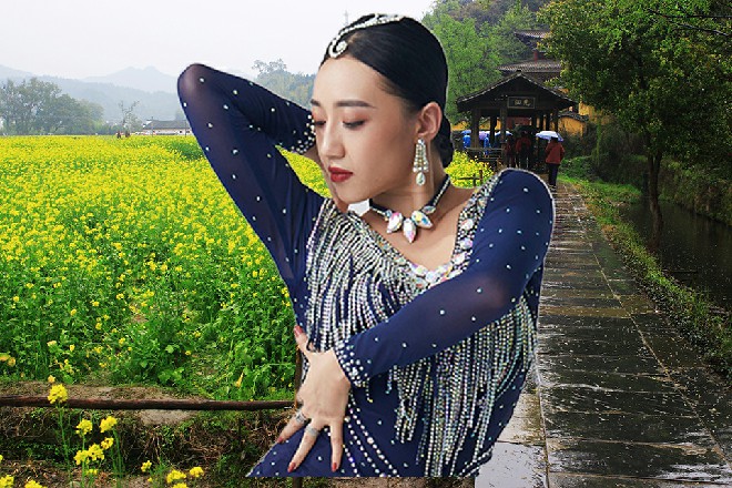 莫怀宣一怔,深深看了维拉一眼,似乎要把他记住,然后也跟着一起离开了。