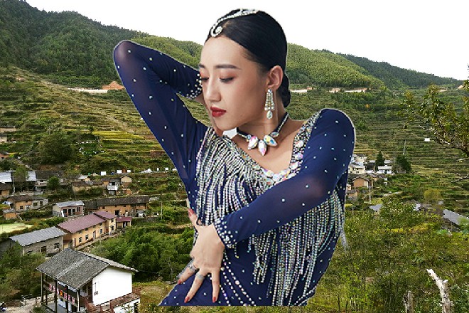 但是随着主持人,打开了侧边房间。出现在众人眼前的,却是堆积如山的钞票。