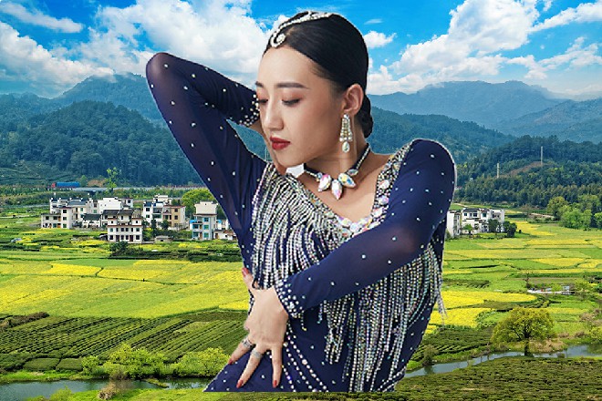 主要是街道中,不时有花车游行,另外还有粉丝聚集,在给一个个明星应援。