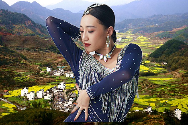 贝拉公主轻盈一笑,把小皮箱塞到了绝对舞力怀中,双手顺势环在他的肩膀上,轻轻地一搂。