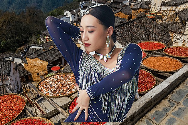 等电梯门合上,灯光微闪的时候。终于有人忍不住好奇心,走向了前台打听起来。