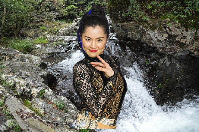 他努力解释，自己才三十出头，没到四十一枝花的地步，非常的年轻，属于有为青年。