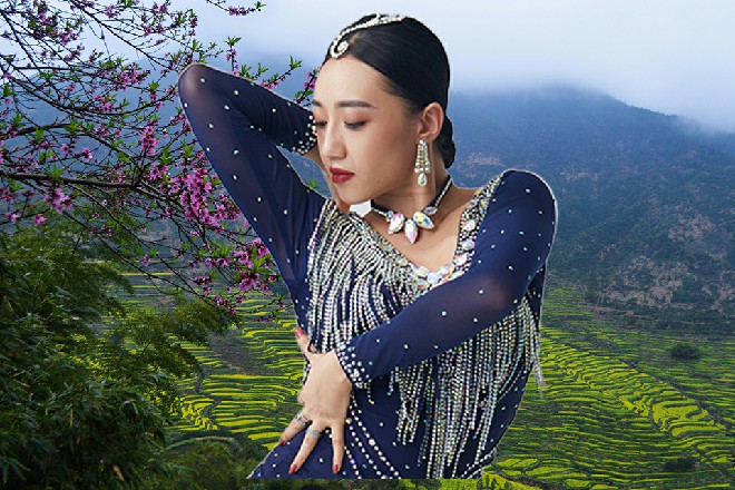 她揪着一个个人，逼问是哪个混蛋，把名片偷偷放进维拉办公室桌面的……