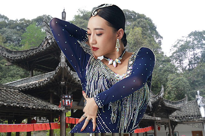 与此同时，一些“懂事的人，开始拿起了酒杯，来到了主桌上，给导演、主演敬酒。