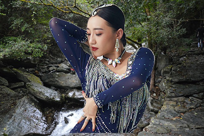 在前往餐馆的途中,橙子忽然说道:“对了,崔哥,这次我们能火,多亏了莽哥。