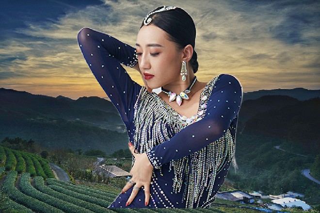 声浪差不多持续一分钟,一些人叫得缺氧,才慢慢平息了下来,兴奋打量台上。