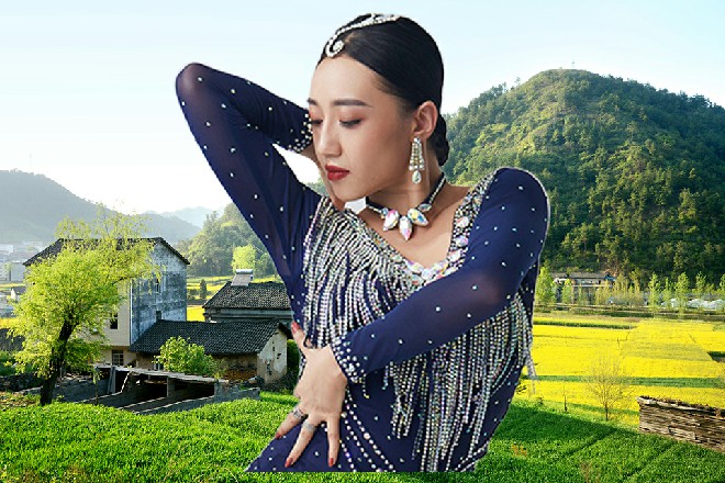 小记者懵了,然后就被安保人员撂倒,连同中年人一起押走,拖到了偏僻的房间。