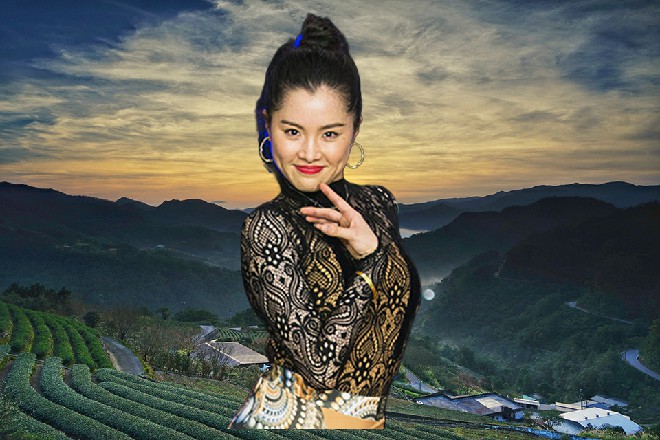 看着两边无人,她拿出了化妆盒,对着小镜子,慢条斯理描着细细的眉毛,真好看……