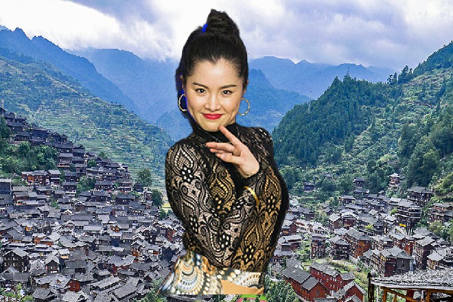 他从礼仪小姐手上,接过一捧鲜花,再欠身从洛天幕的手上,接过了金灿灿的奖杯。