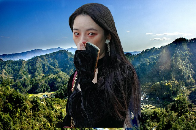 电影镜头切换，维拉饰演的主角，已然换上了保安制服，走到了巷子外面。