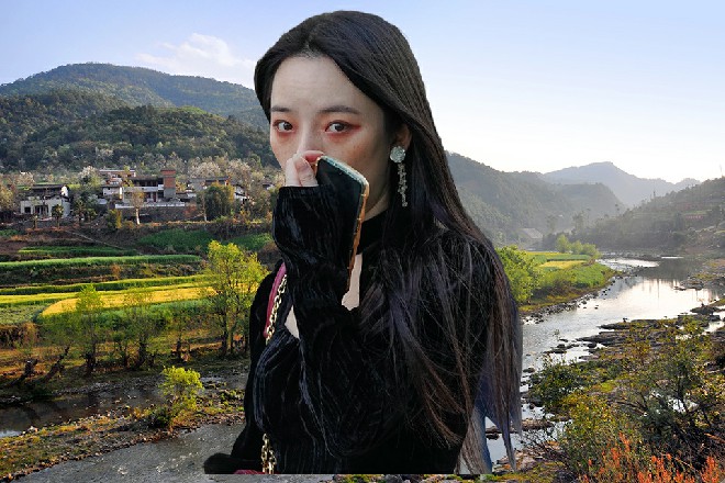 一个老太太走在中间,左边是风姿绰约的黎姝,一脸温婉笑容,小心翼翼挽着老太太。
