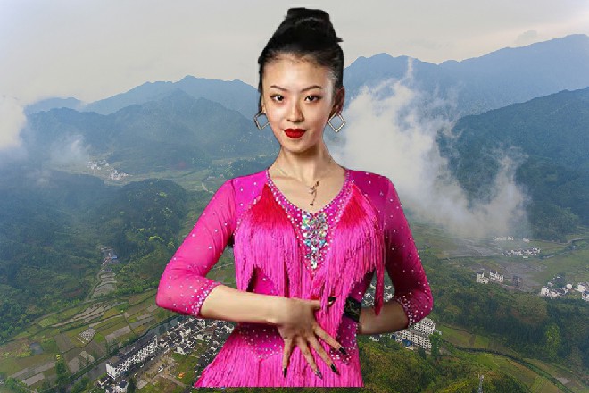 她鼓了鼓脸,一巴掌落在饱满的蜜桃上,充满了弹性的手感,让她情不自禁抓了抓。