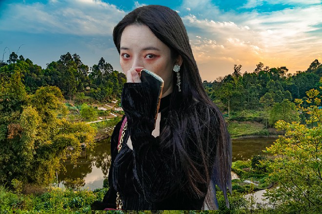 许青柠美眸浮光,笑盈盈道:“周老师,没想到您居然这么红,失敬、失敬。