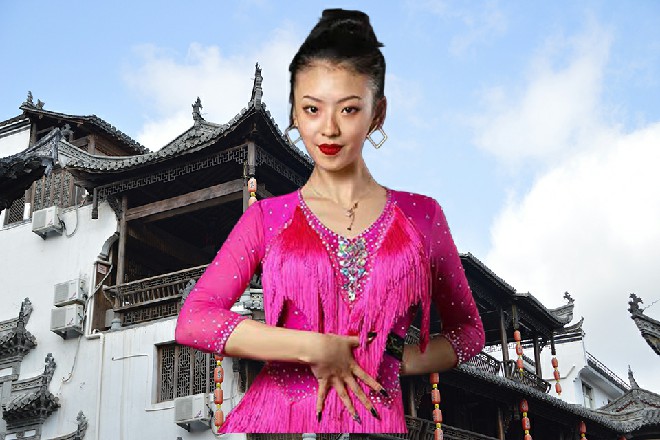在她旁边，有几个黑衣墨镜，表情的冷峻人。其中一个人手上，分别拿着红蓝药丸。