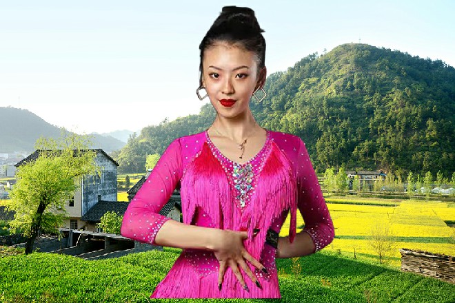 在舞台自带的音效中,台上的大导演,反手把卡片对准了镜头,报了一个人的名字。