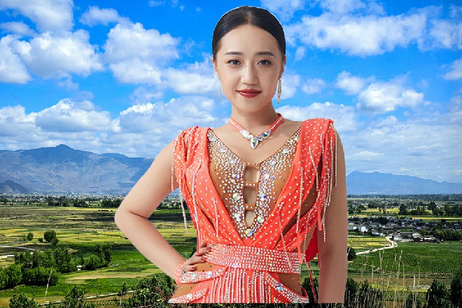 就发现机场中,出现了一个精灵似的少女,一身飘逸的白发,吸引了大众的目光。