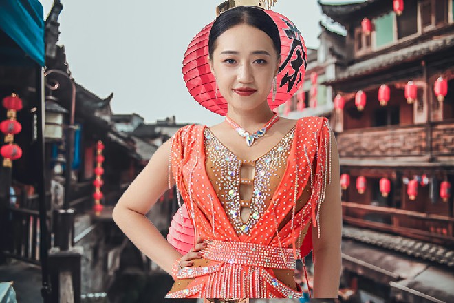 这并不稀奇,不管是生活照片,还是小视频,都可以在她的粉丝小窝找得到。