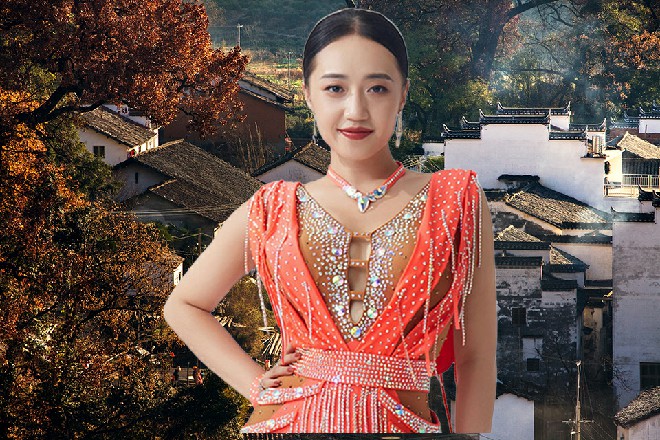 三餐不济,却坚持自己的艺术创作。在他的眼中,残破的小镇,充满了难言的艺术美感。
