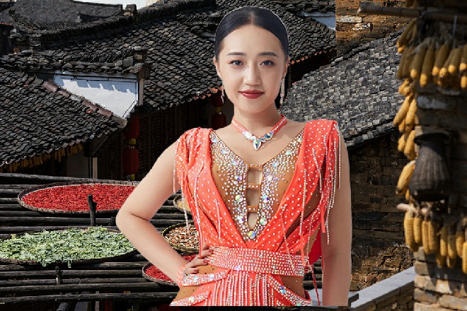 高层转头，才想说些什么，忽然发现凌千文表情专注，似乎在看什么东西。