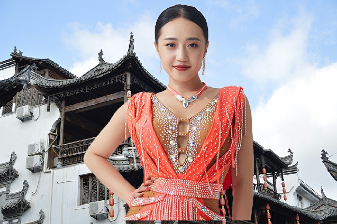 她沉吟片刻,又在最佳导演上划了个圈,“拉拢一下余念,毕竟续集还要他出力。