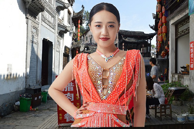 冷不防,一阵喧嚣声传开,只见在一群人从商场内部涌了出来,气势汹汹,犹如洪流。