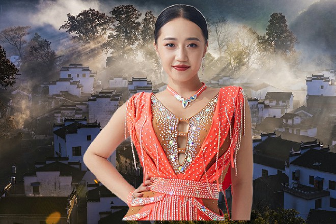 黎姝灌了口红酒,脸上绽放一抹惊心动魄的笑容,“所以女人自己一定要坚强。