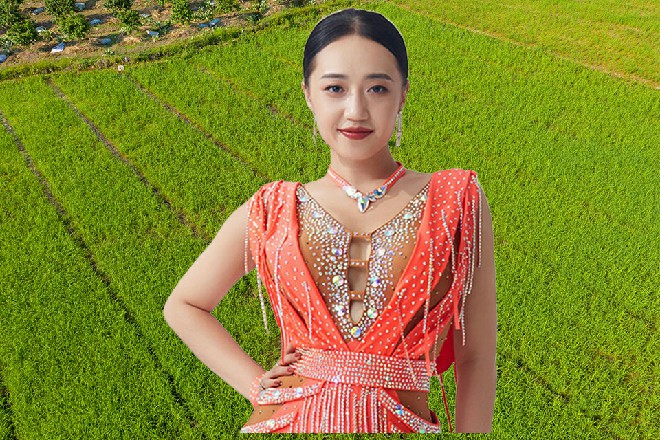 因为这个时候，一群人把JM假面转转围住，你一言我一语，没有哪个人愿意离开。
